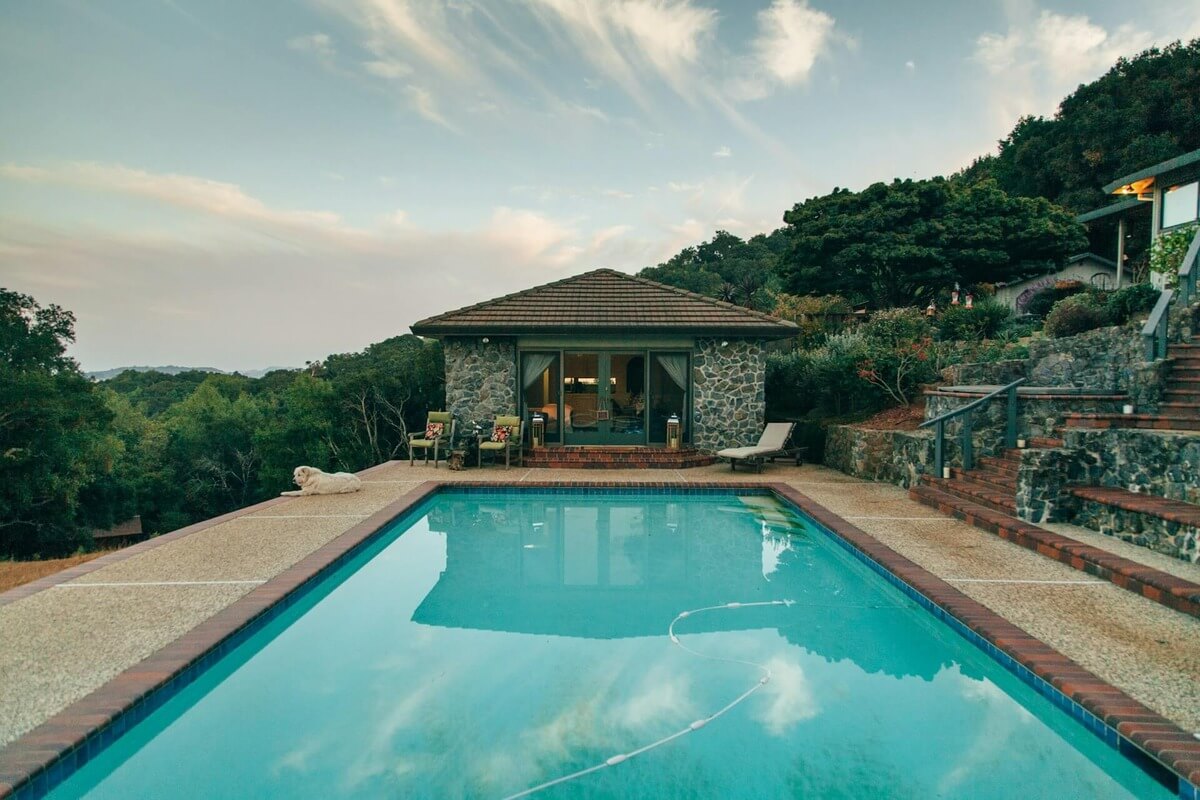 custom swimming pool builder